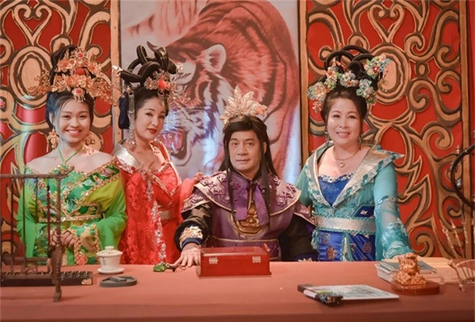 Trong 3D Cung tâm kế, Thúy Nga vào vai vợ thứ hai của Bảo Quan (nghệ sĩ Minh Nhí đóng). NSND Hồng Vân đóng vai vợ cả, còn diễn viên trẻ Lê Lộc (ngoài cùng bên trái) là vợ ba.