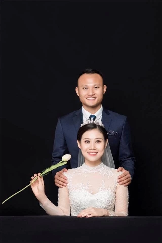Tiền vệ Trọng Hoàng và vợ mặc đồ đôi chụp ảnh cưới