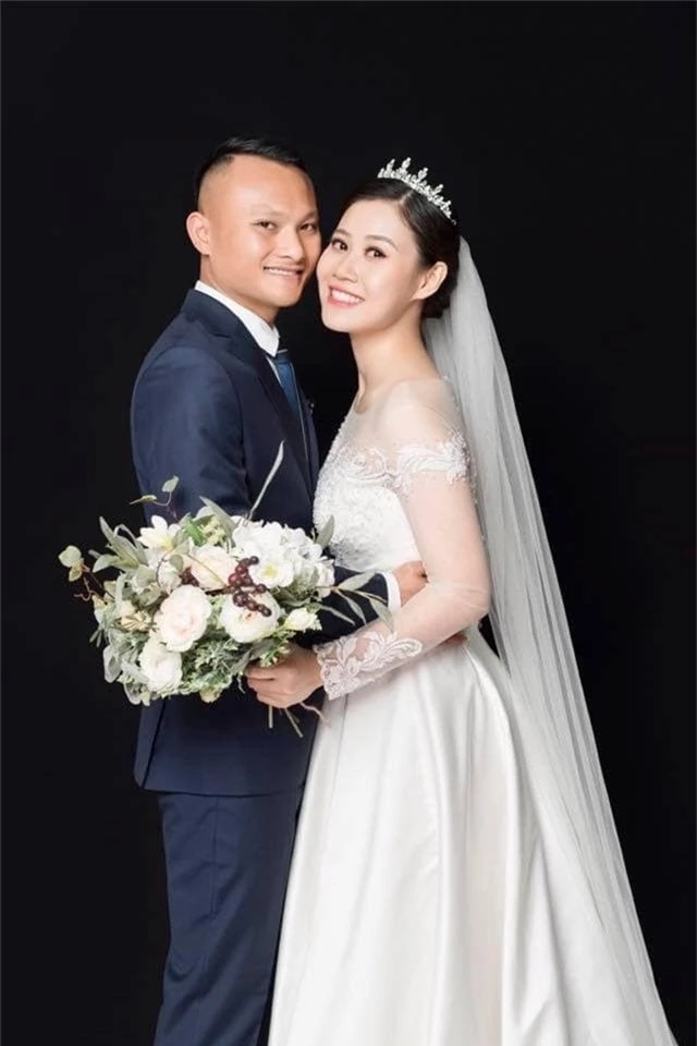 Tiền vệ Trọng Hoàng và vợ mặc đồ đôi chụp ảnh cưới