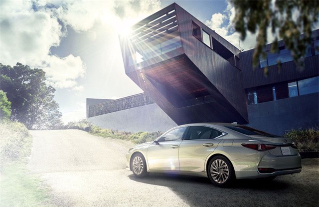 Lexus ES thế hệ mới ra mắt tại Nhật không có gương cửa