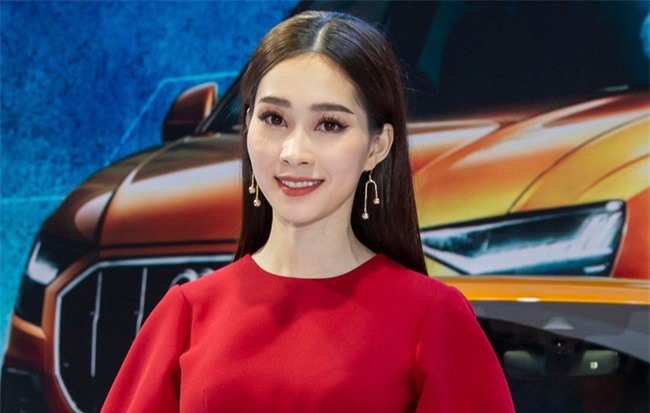 Hoa hậu Đặng Thu Thảo tái xuất sau khi sinh con, diện váy đỏ rực rỡ như nữ thần