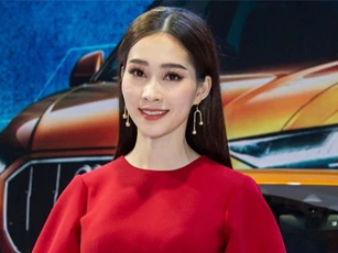 Hoa hậu Đặng Thu Thảo tái xuất sau khi sinh con, diện váy đỏ rực rỡ như nữ thần