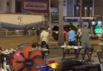 Clip: Đám thanh niên cầm ghế, chén đĩa ‘choảng’ nhau tại quán nhậu ở Sài Gòn