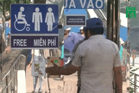 Clip: Bên trong nhà vệ sinh công cộng tự động, miễn phí tại TP.HCM