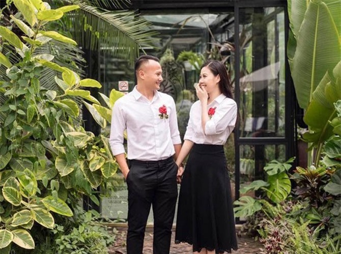 Tiền vệ Trọng Hoàng và vợ mặc đồ đôi chụp ảnh cưới