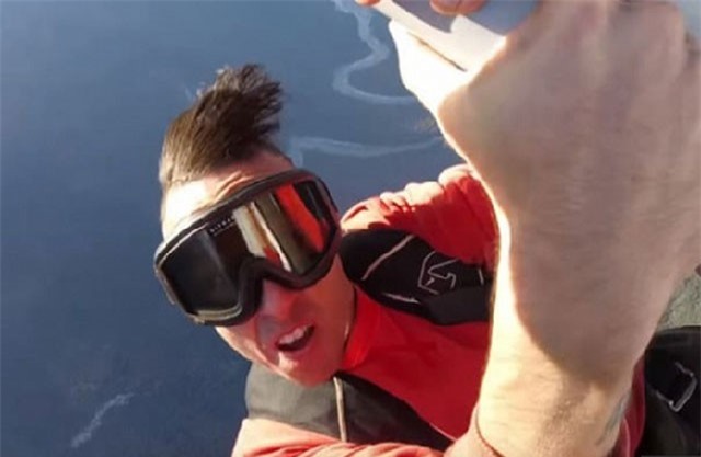 Clip: Nam rapper bỏ mạng vì liều mình quay video trên cánh máy bay