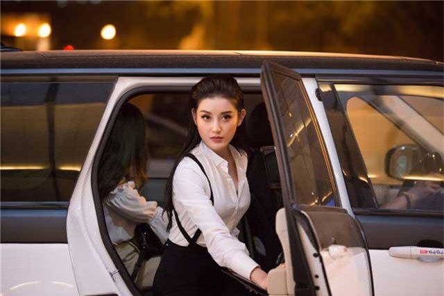 Huyền My được hộ tống tới sự kiện bằng xe sang