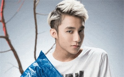 Clip: Sơn Tùng M-TP khiến fan 'bấn loạn' khi 'bắn' tiếng Anh nhanh như gió