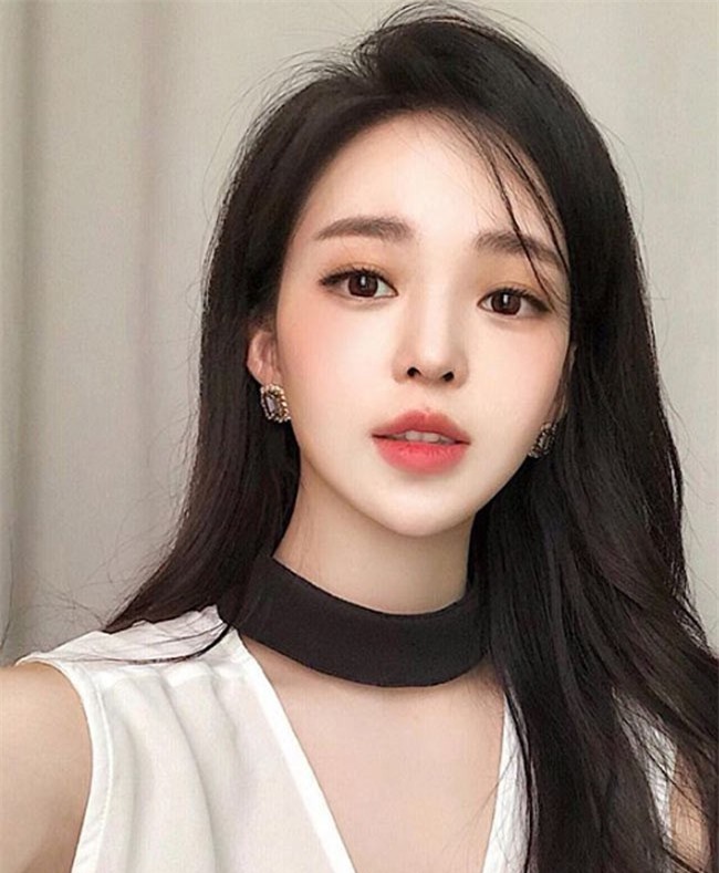 2 cô gái Hàn Quốc hái ra tiền nhờ đôi môi đẹp như hoa