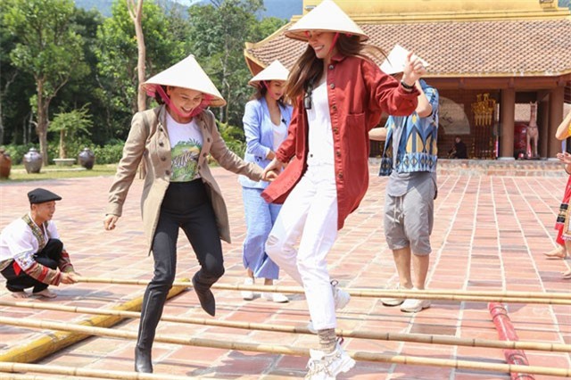 Hồ Ngọc Hà và mẹ nhảy sạp ở Yên Tử