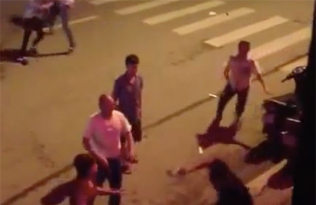 Nhóm thanh niên bắt người trái phép trong quán nhậu ở TP.HCM