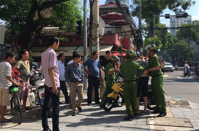 Đôi nam nữ vượt đèn đỏ, đạp ngã xe mô tô cảnh sát