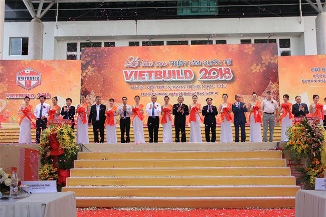 Ban tổ chức cắt băng khai mạc Triển lãm Vietbuild 2018 lần 3