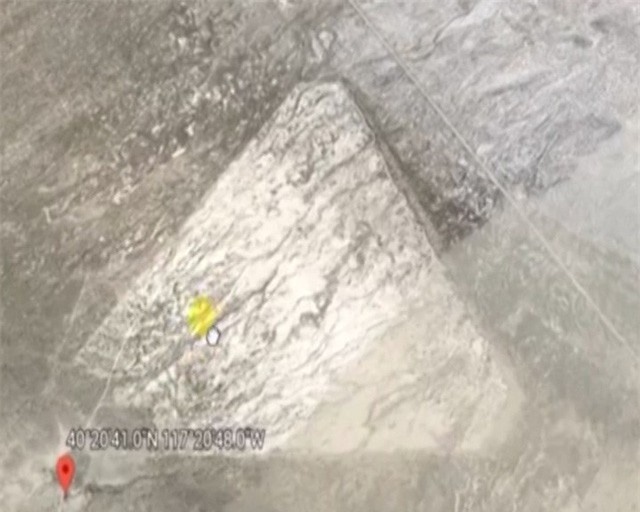 Phi thuyền người ngoài hành tinh rơi xuống sa mạc tại Mỹ?