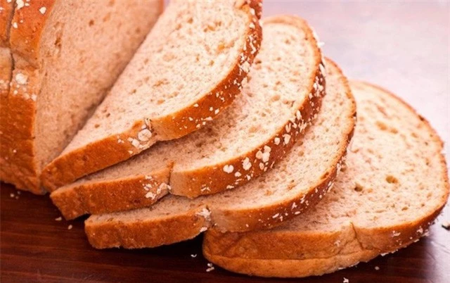Mặc dù để bánh mì sandwich trong tủ lạnh có thể giúp bạn tránh nấm mốc, và giữ được lâu hơn. Nhưng bù lại, bánh sẽ bị khô cứng, ăn bị bột, không ngon. Tốt nhất là mua bánh mới với lượng vừa đủ ăn, hoặc nếu buộc phải giữ một hai ngày thì bạn có thể để tủ lạnh, trước khi ăn khoảng 30 phút thì lấy ra, đợi bánh mềm lại rồi hãy đem nướng. 