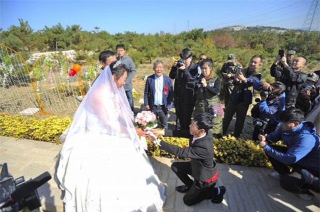 Clip: Cặp đôi bị chửi vì tổ chức đám cưới ở nghĩa trang, nhưng biết lý do thì nhiều người cảm động