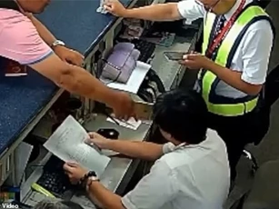 Khách Trung Quốc tát thẳng vào mặt nhân viên sân bay vì bị trễ chuyến