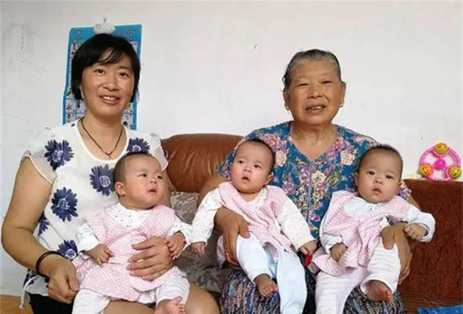 Chị Zhen (trái) bên ba con gái và mẹ. Ảnh: Sina.