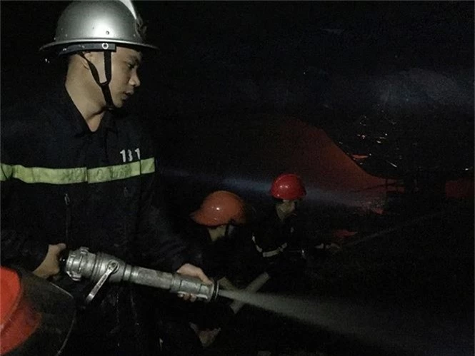 Cháy liên tiếp trong đêm tại Nghệ An gây thiệt hại hàng tỉ đồng - ảnh 2