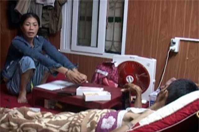 Đối tượng tàn tật buôn bán ma túy qua khe cửa sổ