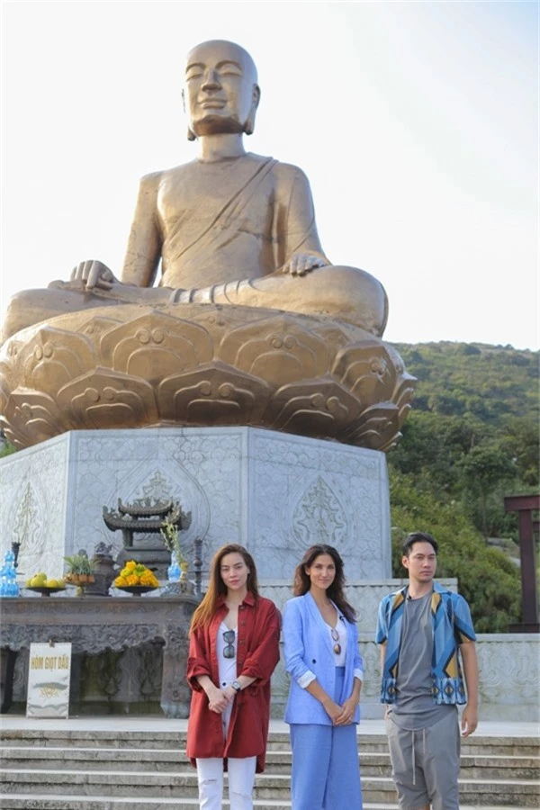 Đặt chân đến đỉnh cao núi Yên Tử, các nghệ sĩ được chạm tay và ngắm nhìn Tượng Phật Hoàng Trần Nhân Tông đúc bằng khối lớn nhất châu Á.
