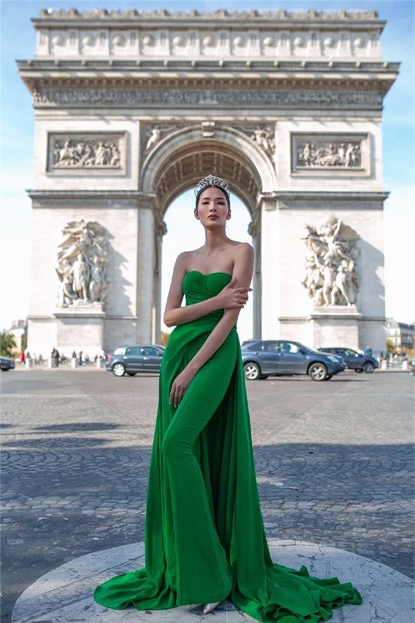 Hoàng Thùy diện váy màu xanh lá nổi bật, tạo dáng ở Khải Hoàn Môn, Paris.