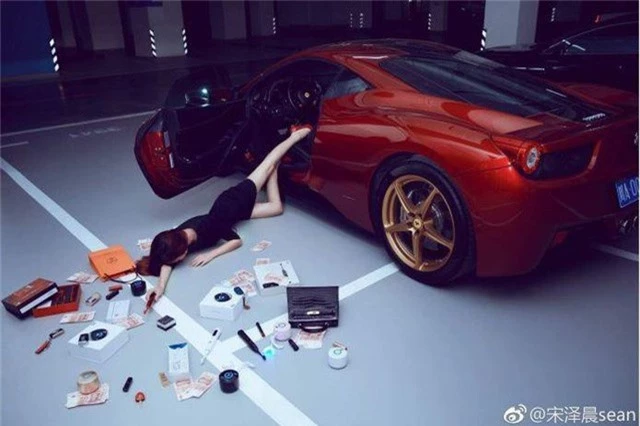 Một cô gái ngã sấp mặt từ siêu xe xuống dưới, khoe đủ món mỹ phẩm đắt tiền, túi hàng hiệu và cả tiền bạc