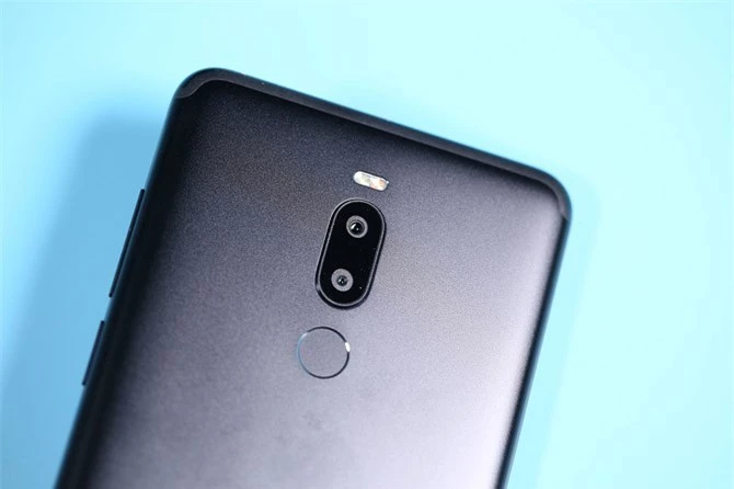 Bộ đôi camera sau của Meizu Note 8 có độ phân giải 12 MP, khẩu độ f/1.9 hỗ trợ lấy nét Dual Pixel PDAF và 5 MP giúp chụp ảnh xóa phông. Hai camera này được trang bị đèn flash LED kép, quay video Full HD. 