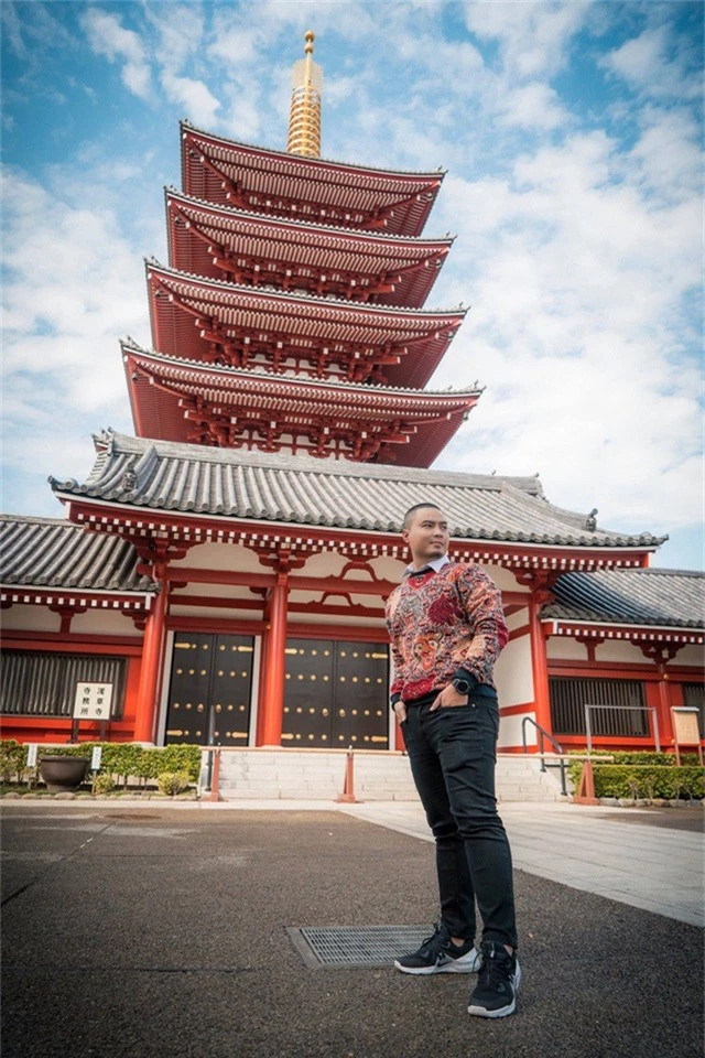Tại Nhật Bản, anh đến nhiều địa danh nổi tiếng khác nhau. Song ngôi đền cổ Asakusa Kannon để lại nhiều ấn tượng đặc biệt nhất. Ngôi đền này còn gọi là đền Sensoji - ngôi đền cổ nhất ở Tokyo từ thời Edo và là trung tâm của lễ hội Sanja Matsuri hằng năm.