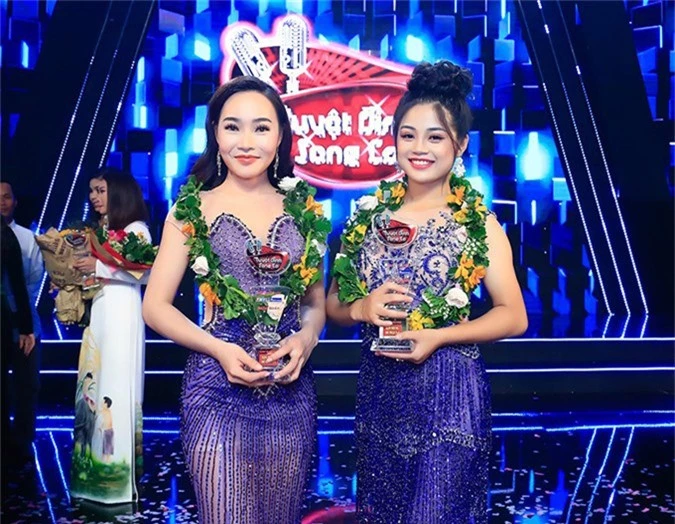 Thanh Thanh (phải) và đồng đội Lý Thu Thảo tại chung kết Tuyệt đỉnh song ca 2018.