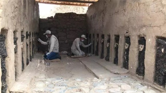 Phát lộ hàng loạt tượng gỗ bí ẩn tại thành cổ bằng đất sét lớn nhất thế giới