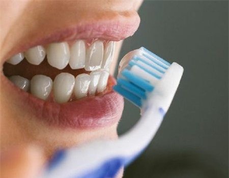 Vì sao răng chưa già đã rụng?