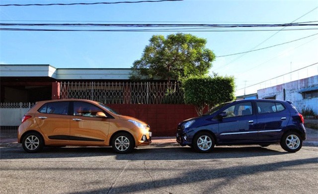 Ùn ùn vào Việt Nam mùa cuối năm, xe ngoại chạy đua "ăn Tết Việt"