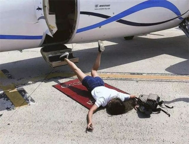 Hội con nhà giàu Trung Quốc đua nhau theo trào lưu “ngã sấp mặt” để khoe của