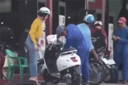 Clip: Cô gái dắt xe máy điện đi đổ xăng khiến dân mạng phì cười