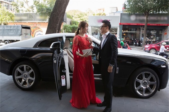 Việt Anh chở Quế Vân bằng xe Rolls Royce 20 tỷ đồng