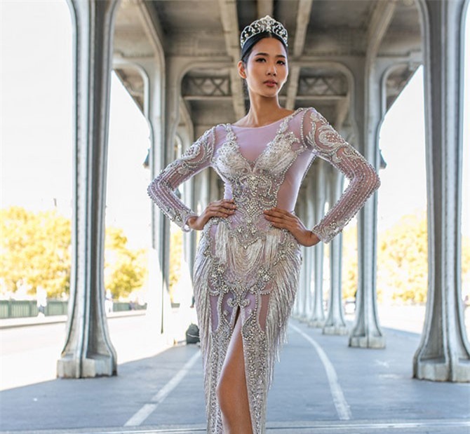 Hoàng Thùy diện váy dạ hội, khoe dáng trên đất Pháp