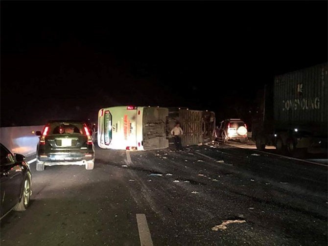 Ôtô chở 20 người lật trên cao tốc, nhiều hành khách nhập viện