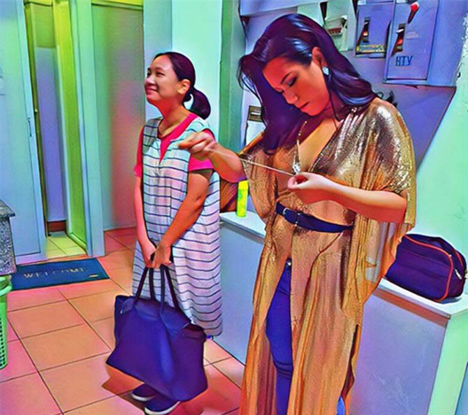 Phương Vy mượn quần áo của trợ lý, tự biến tấu để kịp giờ diễn