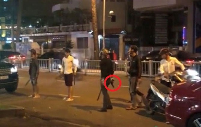 Nhóm thanh niên mang súng bắt người giữa trung tâm Sài Gòn