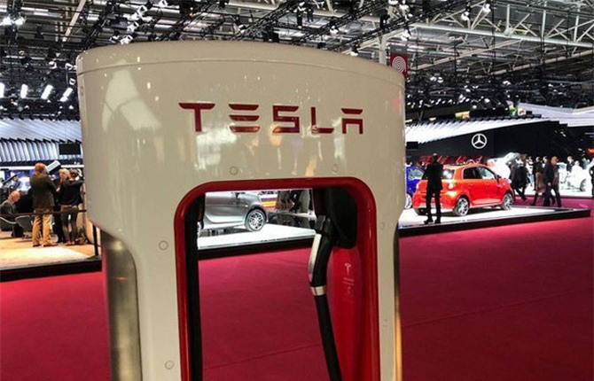 Lợi nhuận của Tesla bất ngờ tăng trong "quý lịch sử"