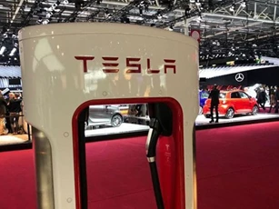Lợi nhuận của Tesla bất ngờ tăng trong "quý lịch sử"