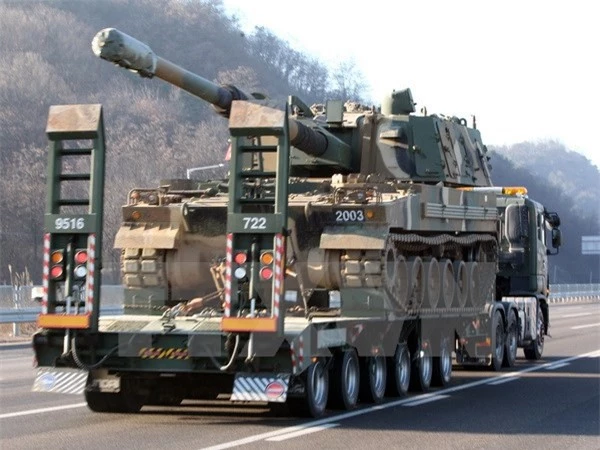 Bích kích pháo của Hàn Quốc được triển khai ở thành phố biên giới Paju, gần Khu phi quân sự (DMZ) giữa hai miền, ngày 08/01. (Nguồn: YONHAP/TTXVN