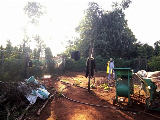 Chồng đi ăn cưới về phát hiện vợ tử vong bất thường sau vườn