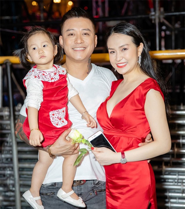 Vợ con động viên tinh thần Tuấn Hưng trong liveshow