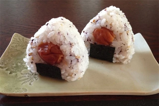 Onigiri. Đây là cơm nắm của người Nhật. Nó thường có hình tam giác hoặc bầu dục và được phủ bằng rong biển.