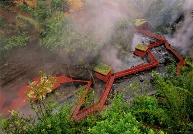 4. Termas Geometricas, Pucon, Chile.