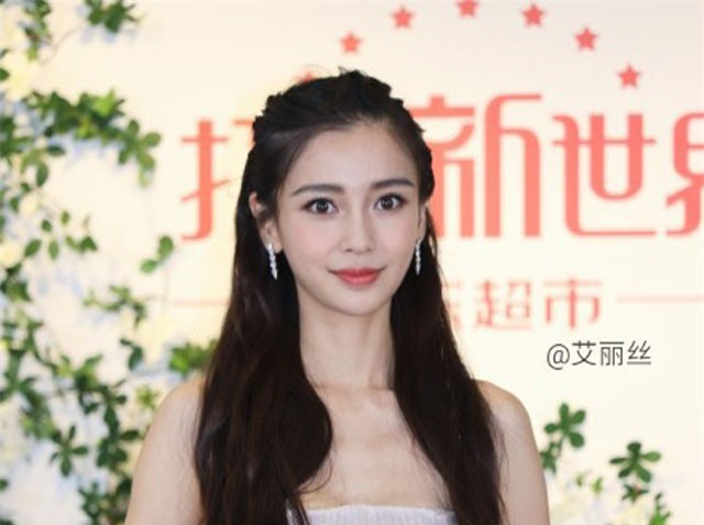 Angela Baby lúng túng, tụt cả váy vì thân hình mảnh tựa lá lúa