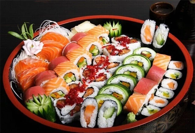 Sushi. Đây có lẽ là món ăn nổi tiếng nhất trong nền văn hóa ẩm thực của Nhật Bản. Món ăn này gồm cơm trộn giấm (shari) kết hợp với các nguyên liệu khác (neta). Neta và hình thức trình bày sushi rất đa dạng, nhưng nguyên liệu chính mà tất cả các loại sushi đều có là shari. Neta phổ biến nhất là hải sản. Thịt sống cắt lát gọi riêng là sashimi.