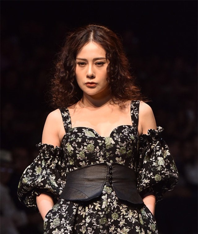 'Quỳnh búp bê' trình diễn thời trang sau 5 năm rời xa sàn catwalk